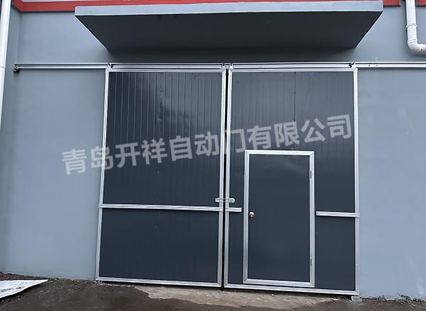 河南经济款大墙灰颜色的铝合金外框工业推拉门安装完成