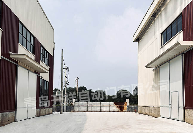 带不锈钢护角的铝合金外框厂房推拉门在四川安装完毕